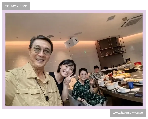 胡歌夫妻探望刘松仁,老戏骨谦称偶像,黄曦宁身高成焦点 胡歌夫妻探望刘松仁,老戏骨谦称偶像,黄曦宁身高成焦点